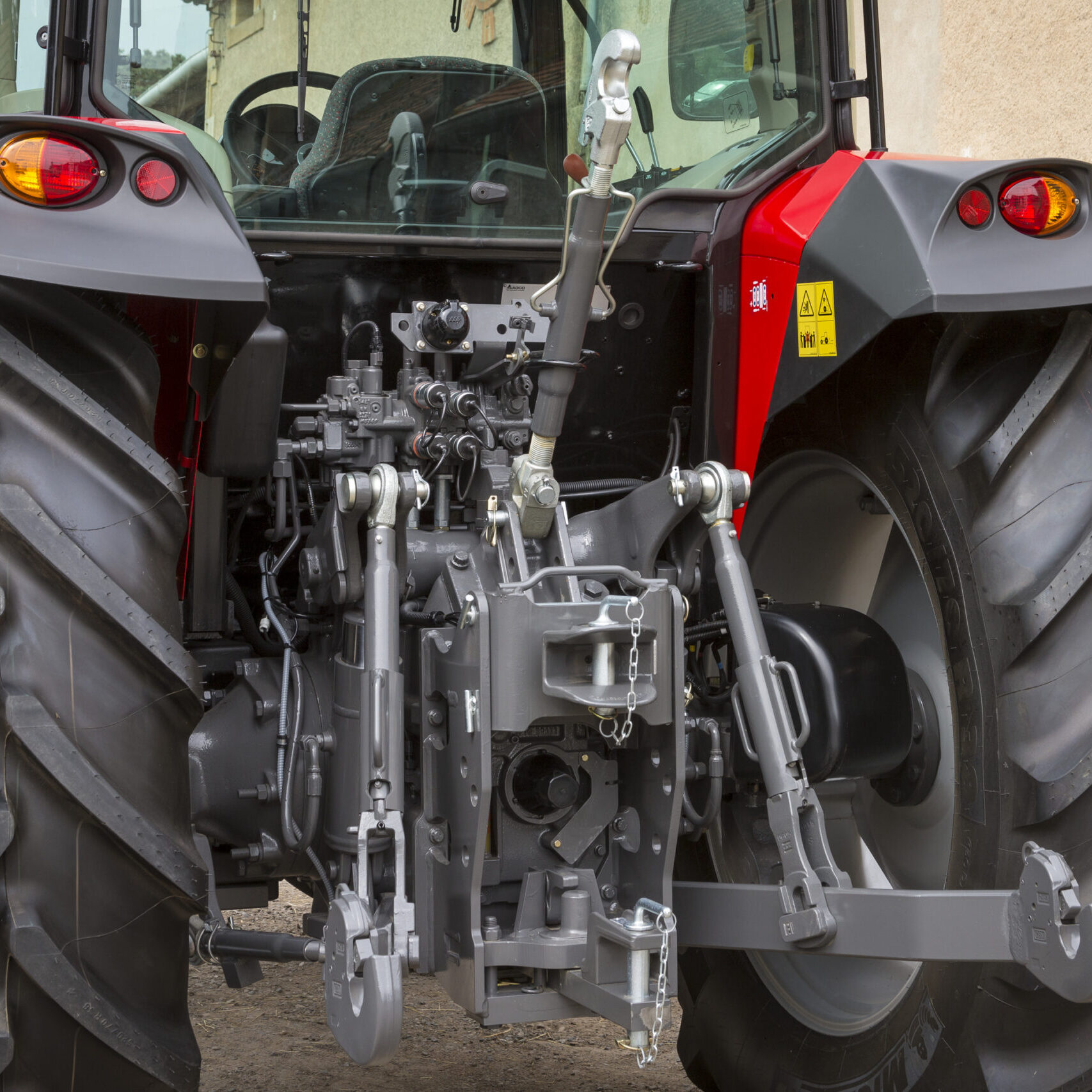Трактор Massey Ferguson 6713 – универсальный выбор для сельскохозяйственных работ