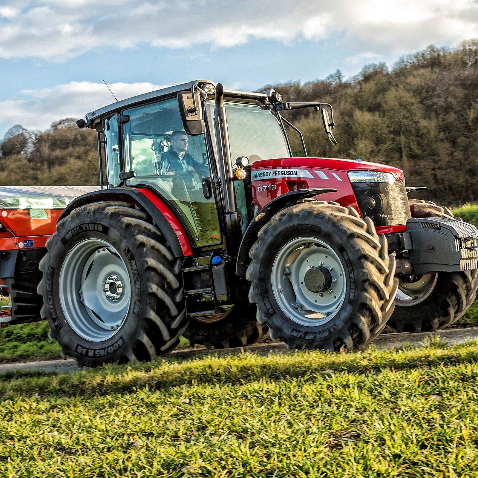 Трактор Massey Ferguson 6713 – универсальный выбор для сельскохозяйственных работ